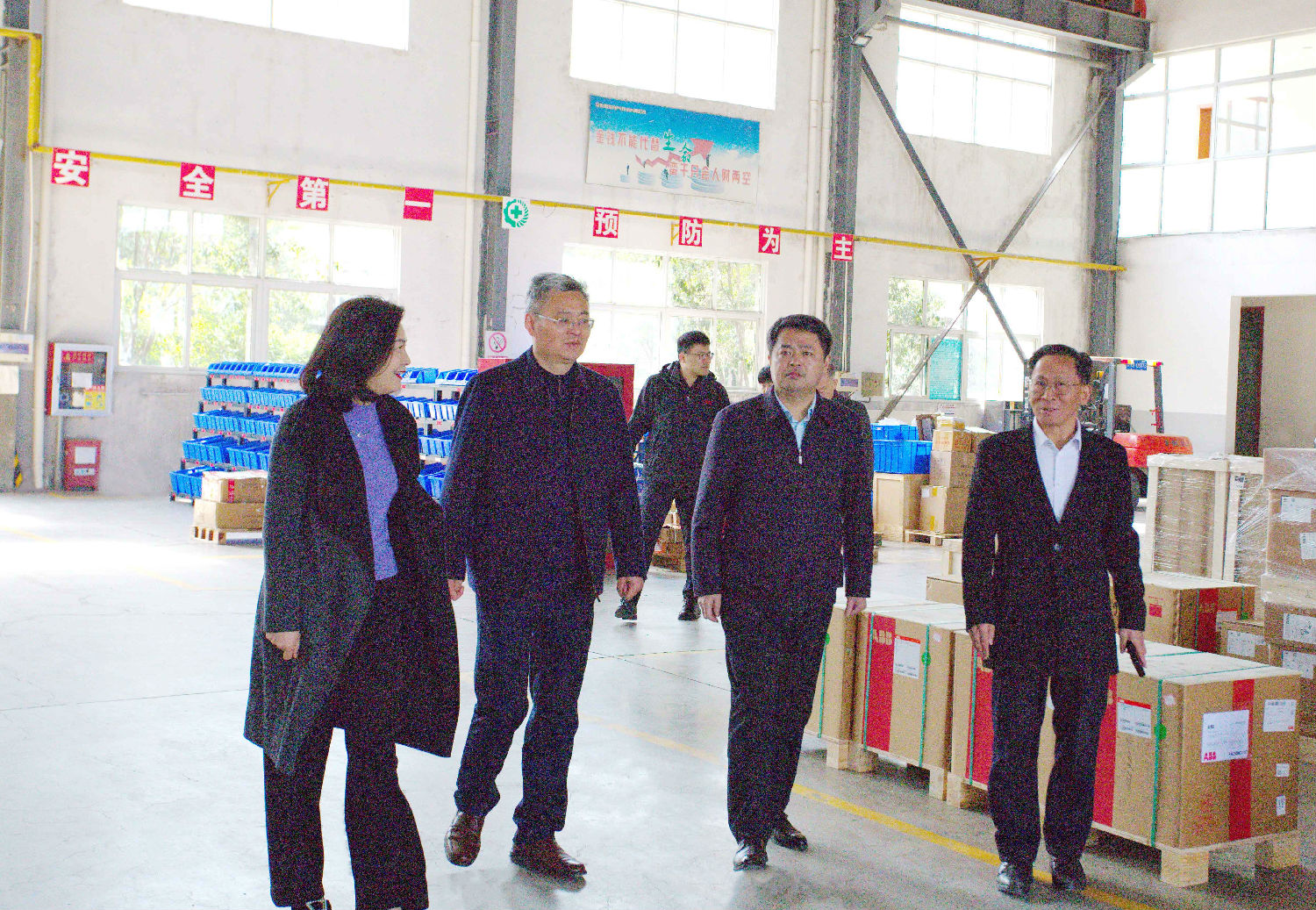 長豐縣政協(xié)主席俞成山與崗集鎮(zhèn)黨委書記何偉華一行蒞臨得潤電氣走訪調(diào)研 長豐縣政協(xié)主席俞成山與崗集鎮(zhèn)黨委書記何偉華一行蒞臨得潤電氣走訪調(diào)研