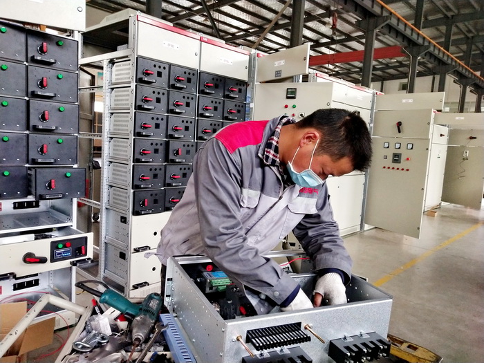 一次員工對8E單元抽屜進行裝配.jpg 一次員工對8E單元抽屜進行裝配.jpg