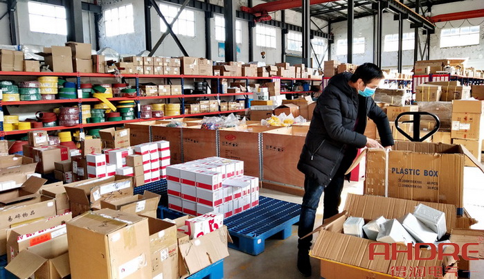 倉庫員工進行貨物清點整理 倉庫員工進行貨物清點整理