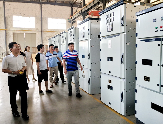 參觀高壓開關(guān)柜生產(chǎn)區(qū) 參觀高壓開關(guān)柜生產(chǎn)區(qū)