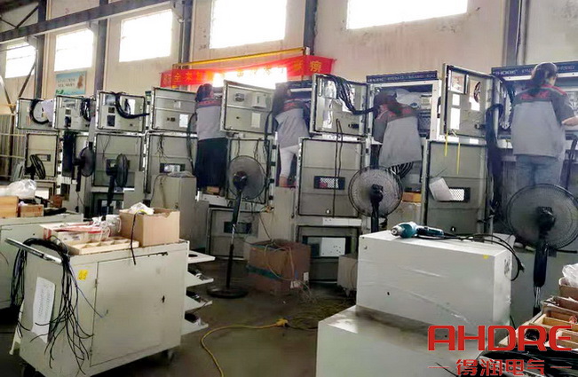 正在接線的二次工 正在接線的二次工