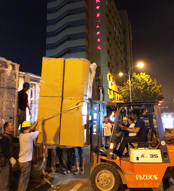 現(xiàn)場工作人員進(jìn)行卸貨.jpg 現(xiàn)場工作人員進(jìn)行卸貨.jpg