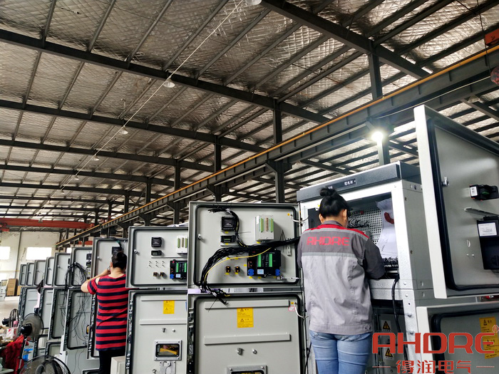 正在進(jìn)行二次接線工作.jpg 正在進(jìn)行二次接線工作.jpg