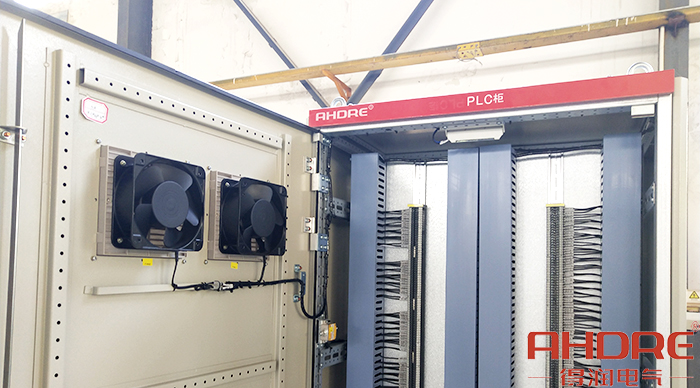 PLC控制柜后門(mén)安裝的風(fēng)扇機(jī).jpg PLC控制柜后門(mén)安裝的風(fēng)扇機(jī).jpg