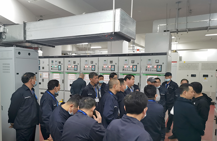 進(jìn)行MVnex中壓柜實(shí)操培訓(xùn).jpg 進(jìn)行MVnex中壓柜實(shí)操培訓(xùn).jpg